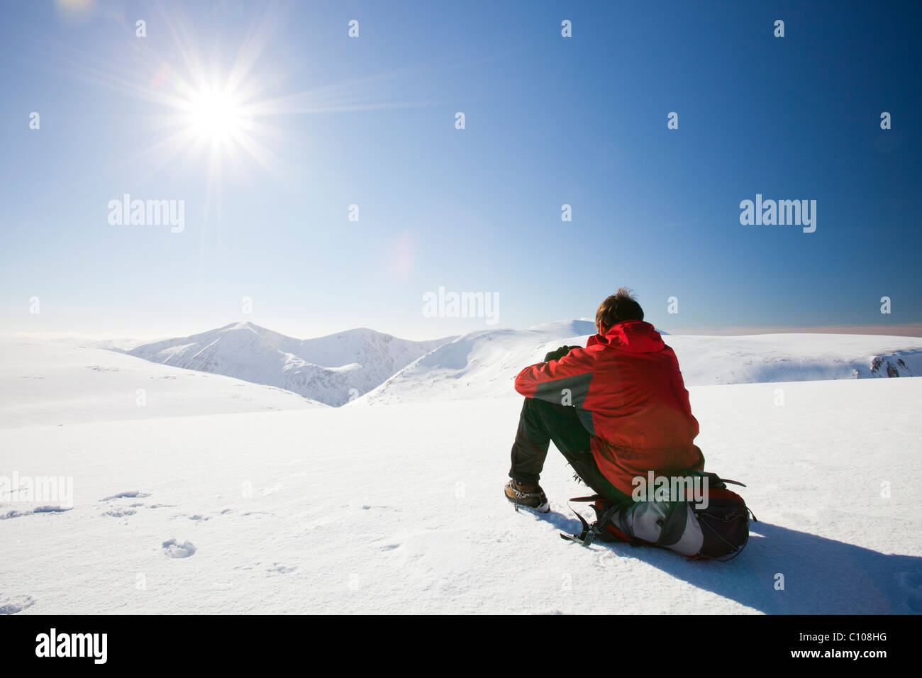 L'alpiniste en regardant vers les Anges de l'autre côté de la crête de Lairig Ghru le sommet du Ben Macdui, sur les Cairngorms Banque D'Images