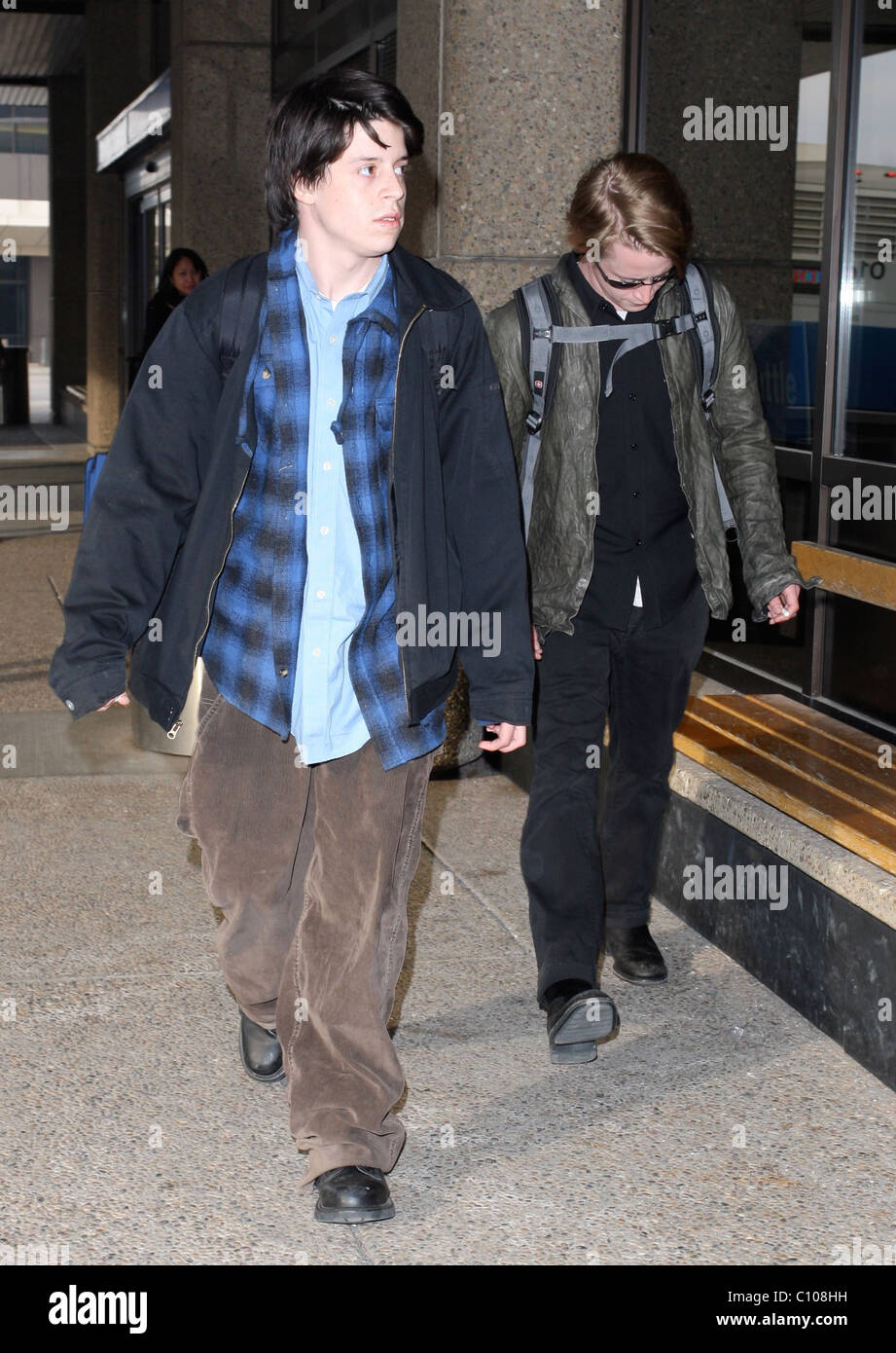 Macaulay Culkin et un ami masculin arrivant à l'Aéroport de Salt Lake City pour le Festival du Film de Sundance 2009, jour 3 Park City, Utah Banque D'Images