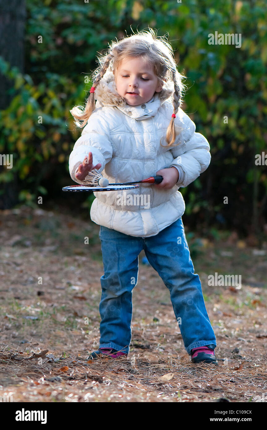 Girl jouer au badminton dans le parc Banque D'Images