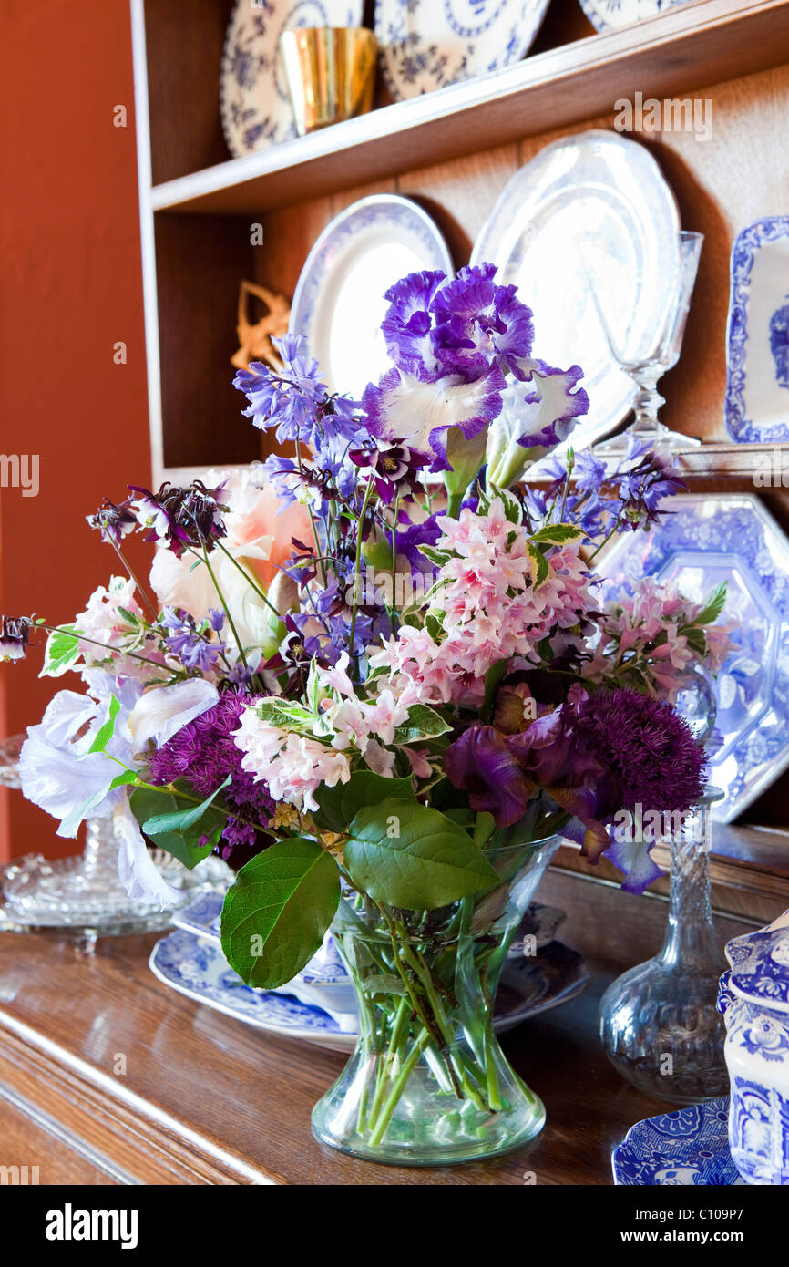 Vase de fleurs sur une commode gallois Banque D'Images