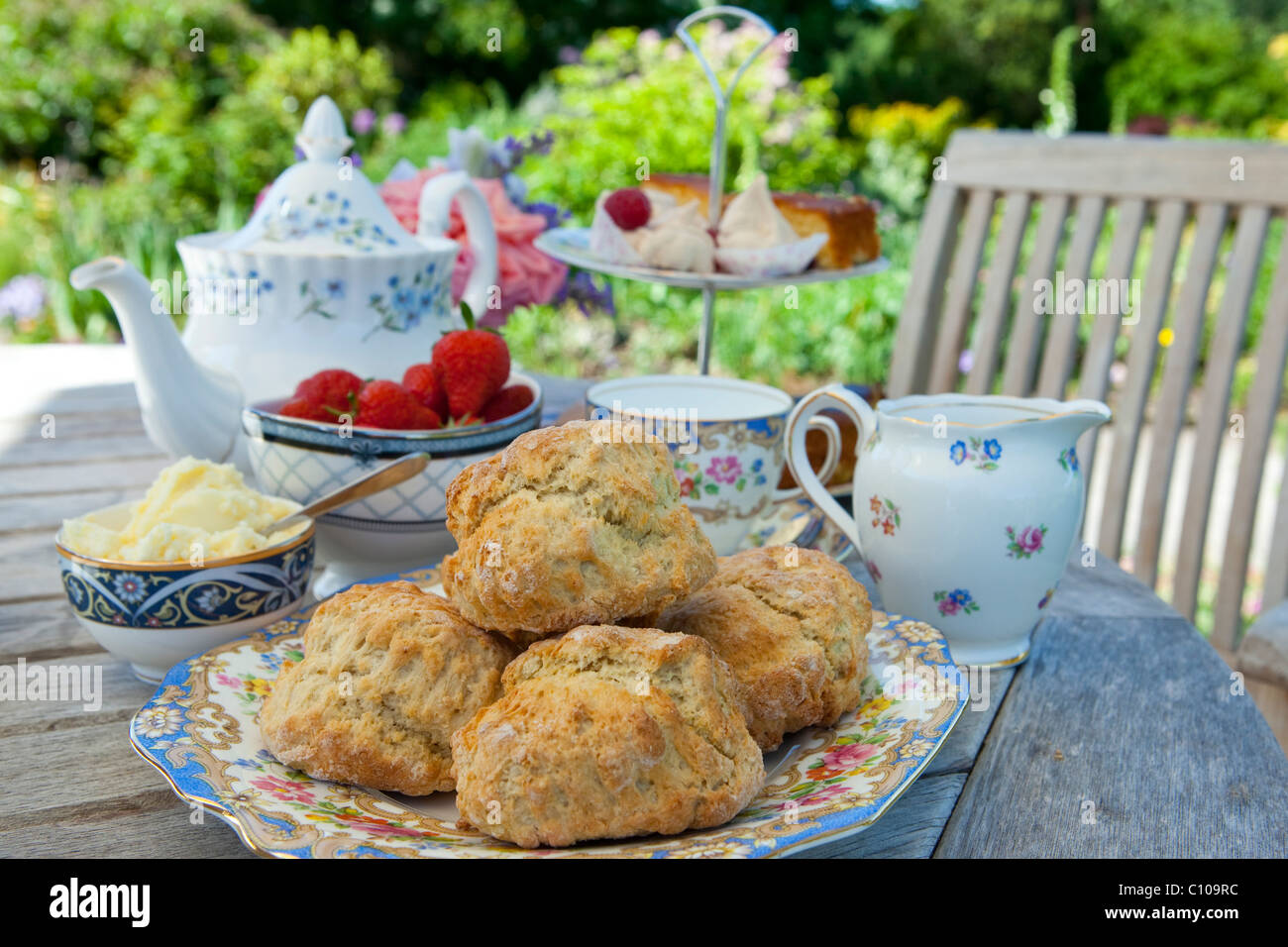 Avec un thé à la crème traditionnel vintage china, fraises, des scones et de la crème Banque D'Images