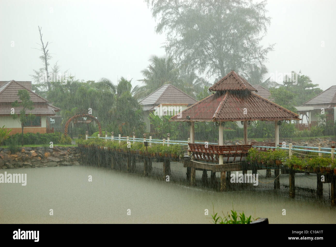 De fortes pluies tropicales au Resort, Koh Chang, Thaïlande Banque D'Images