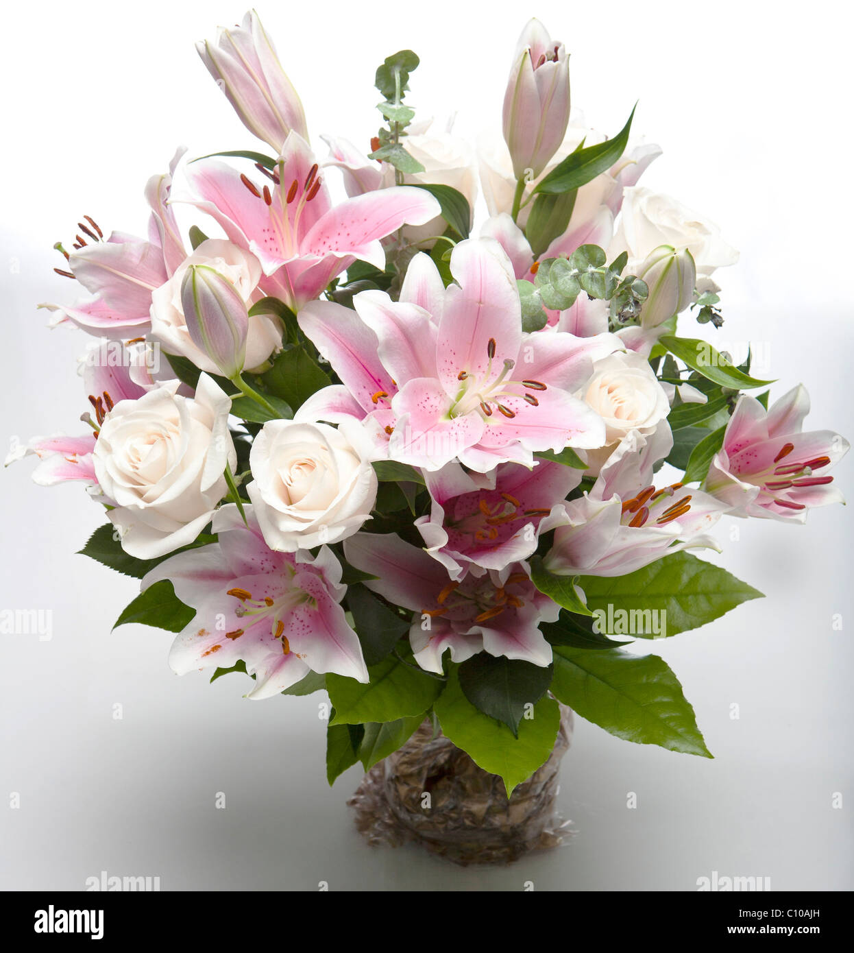 Close up d'un bouquet de fleurs, y compris les nénuphars rose annonce roses blanches. Banque D'Images Close up d'un bouquet de fleurs, y compris les nénuphars rose annonce roses blanches. Banque D'Images