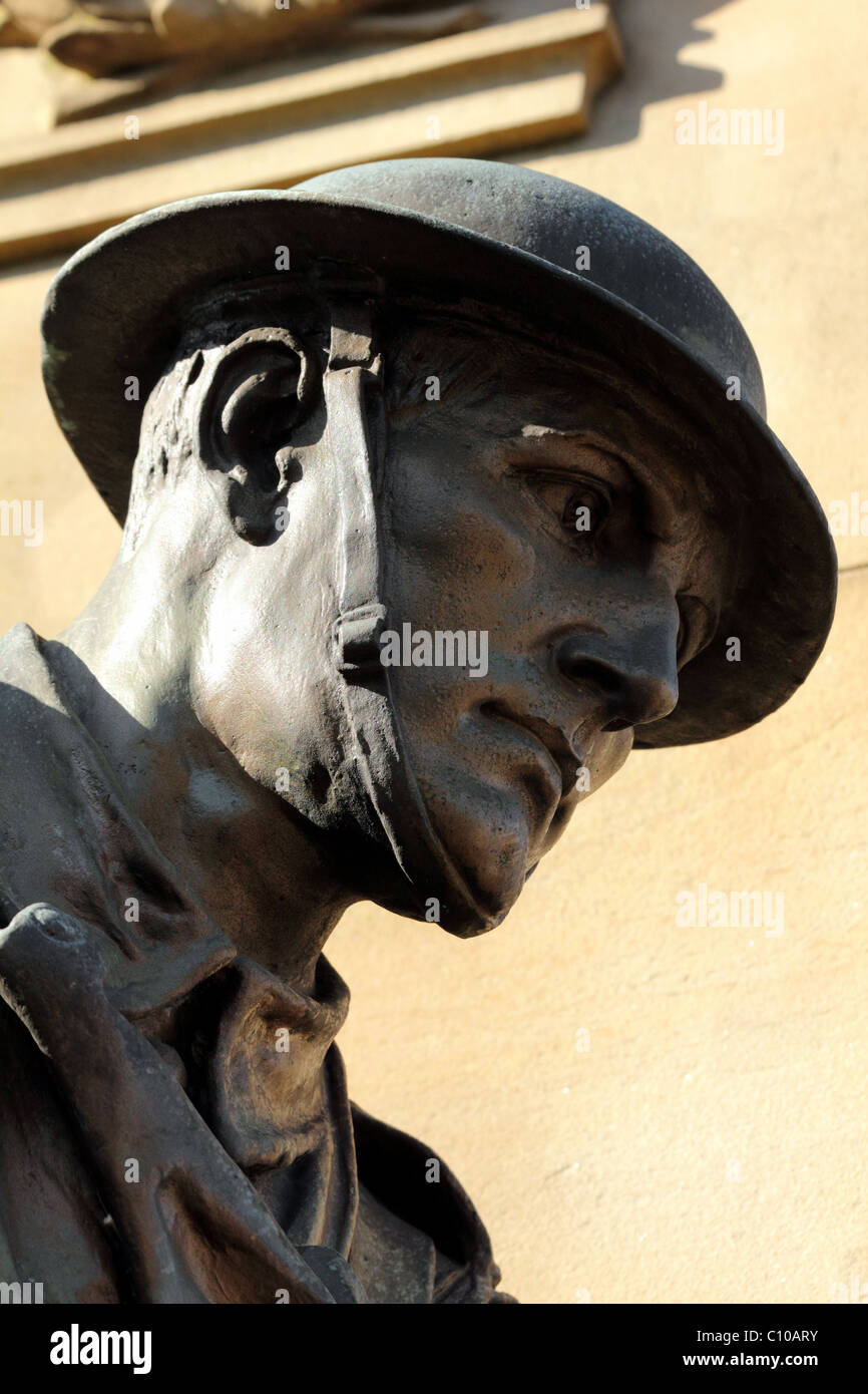 Monument commémoratif de guerre Soldat de bronze sculpture Bradford Banque D'Images