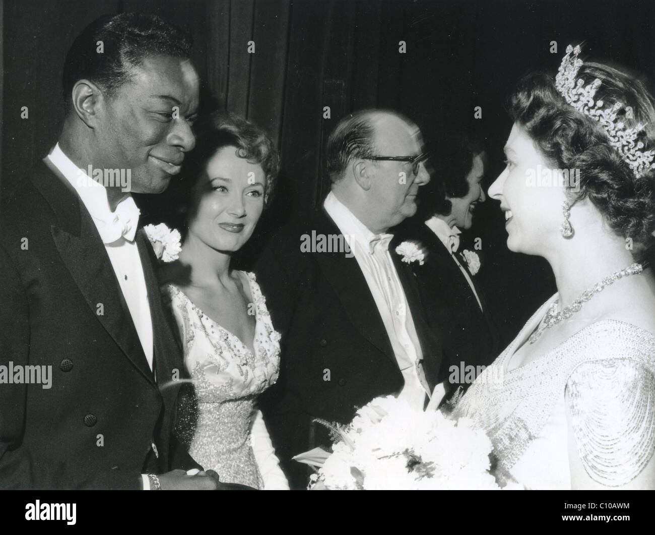 NAT KING COLE (1919-1965) Le chanteur répond à la reine à la Royal Command Performance 1960 Banque D'Images