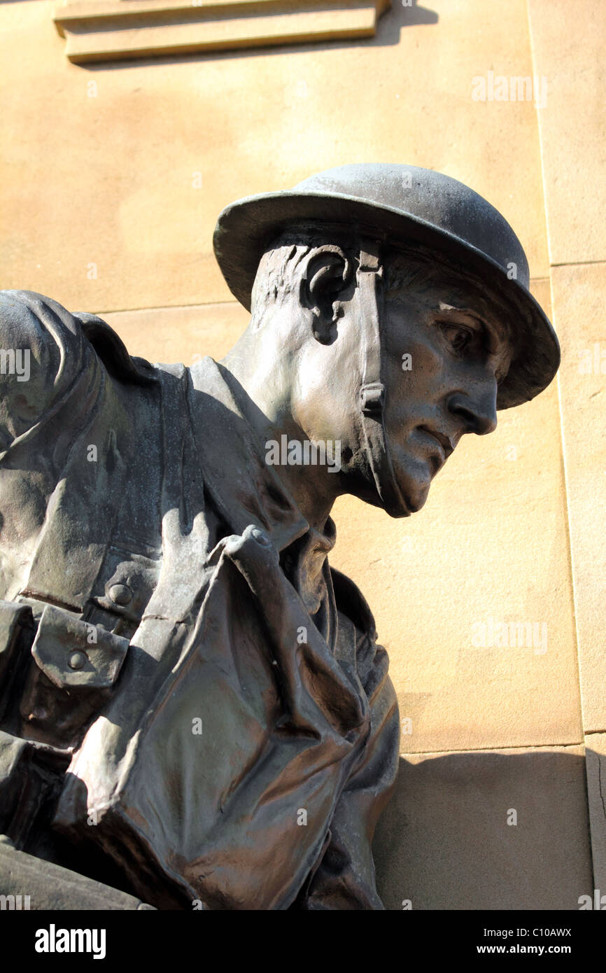 War Memorial Bradford UK représentant une sculpture de bronze Banque D'Images