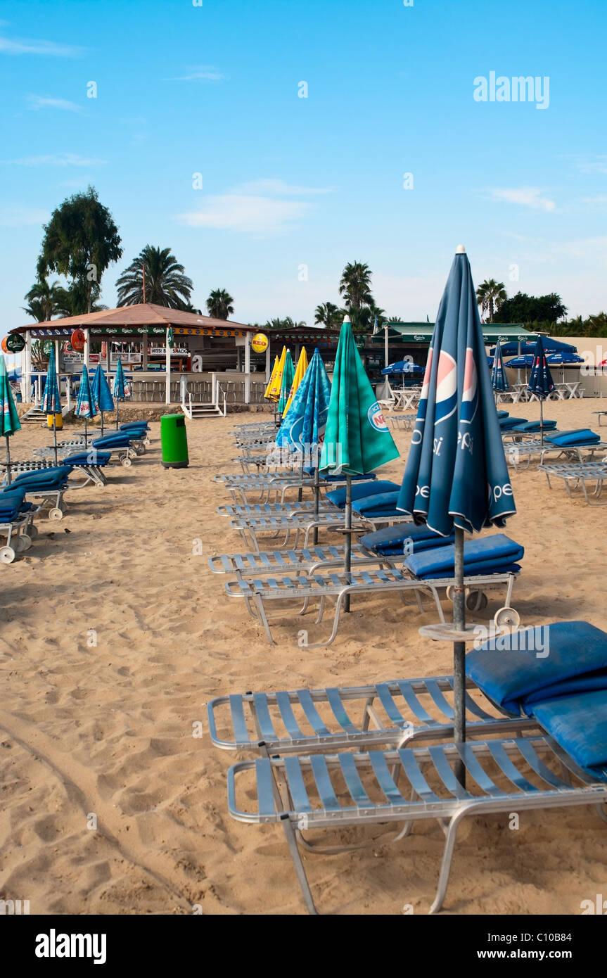 Plage vide dans la station de la plage de Nissi, Ayia Napa, Chypre Banque D'Images