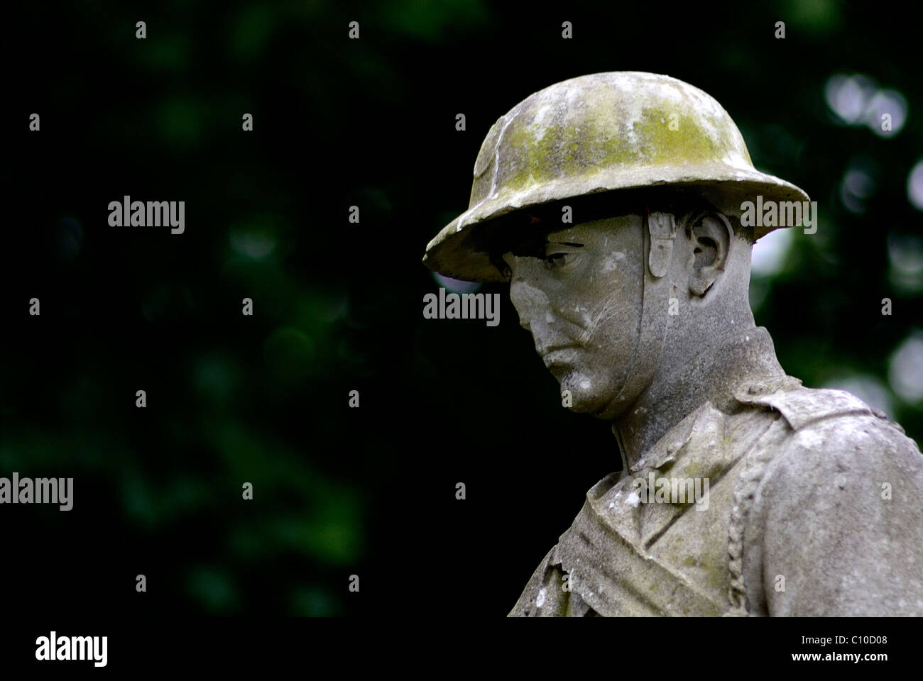 C'est un head shot of a life size statue d'un WW1 ou WW2 soldat qui se trouve sur une guerre tombe dans un cimetière de Sunderland Banque D'Images