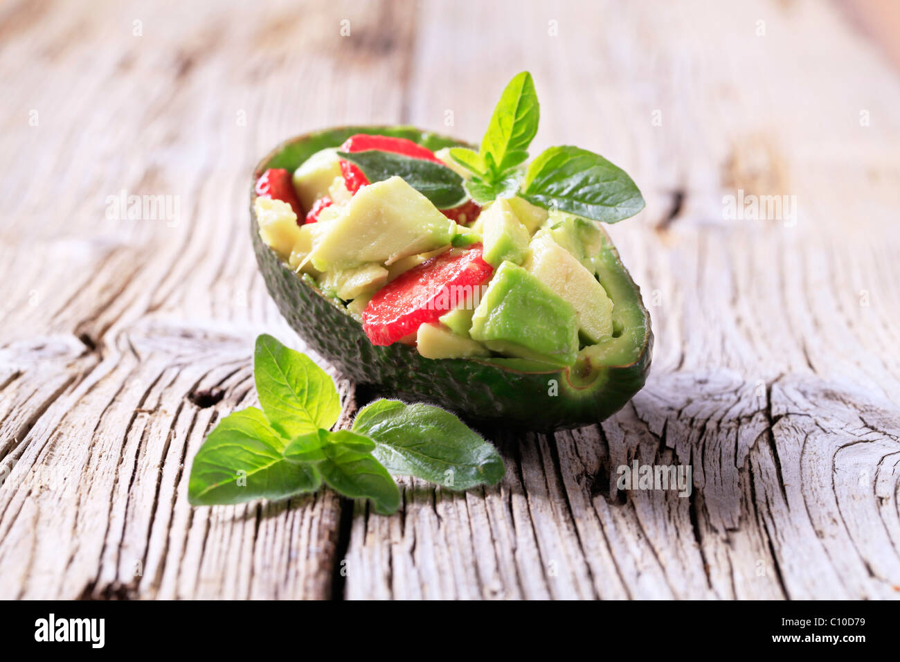 - Apéritif en bonne santé et à l'avocat salade de fraises Banque D'Images