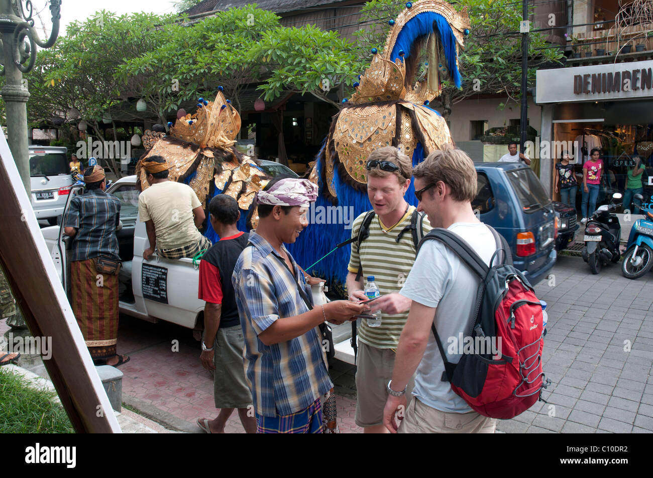 Le vendeur de billets persistant pour danseur balinais essaie de vendre des billets aux touristes à Ubud Banque D'Images
