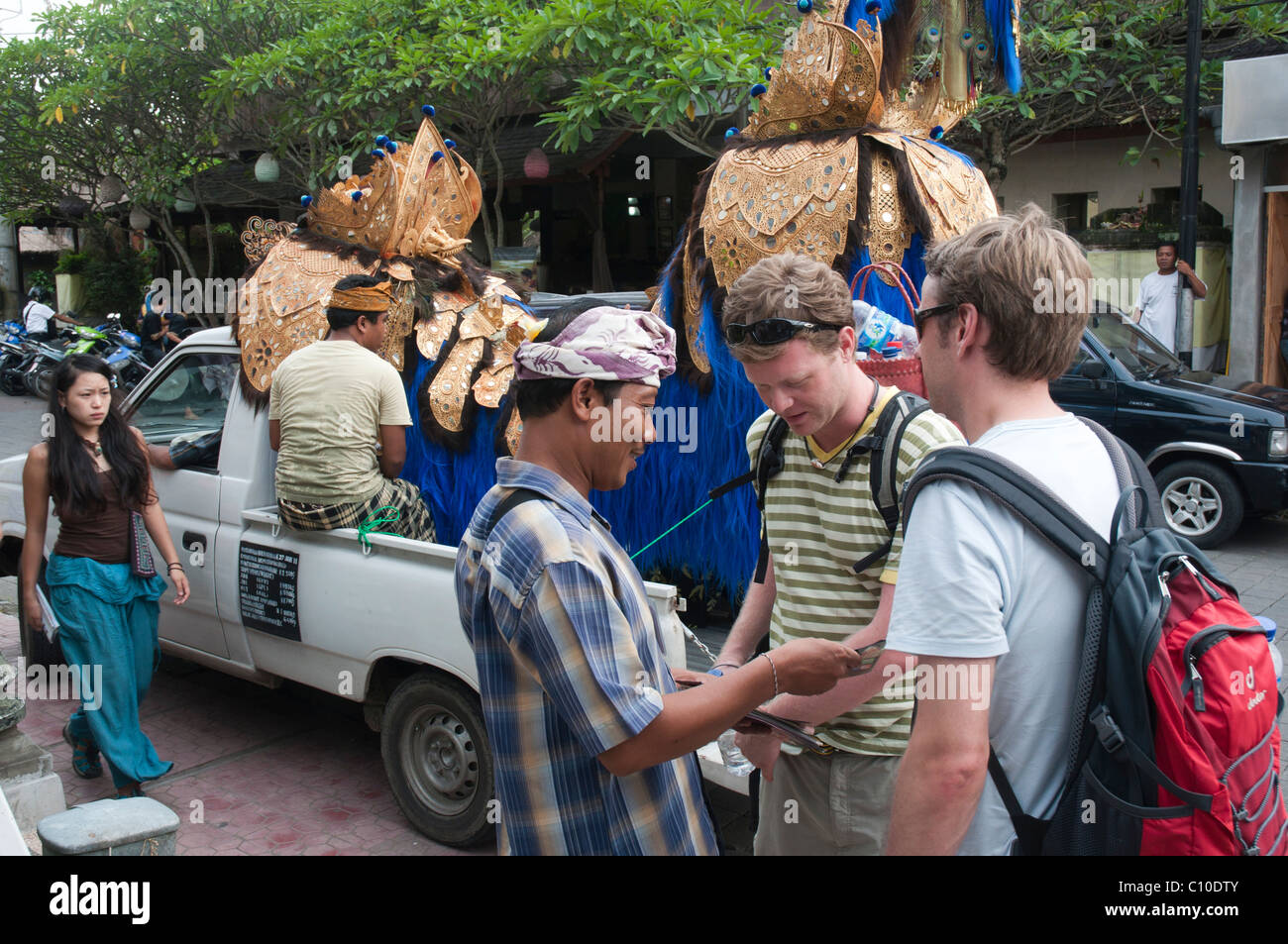 Le vendeur de billets persistant pour danseur balinais essaie de vendre des billets aux touristes à Ubud Banque D'Images