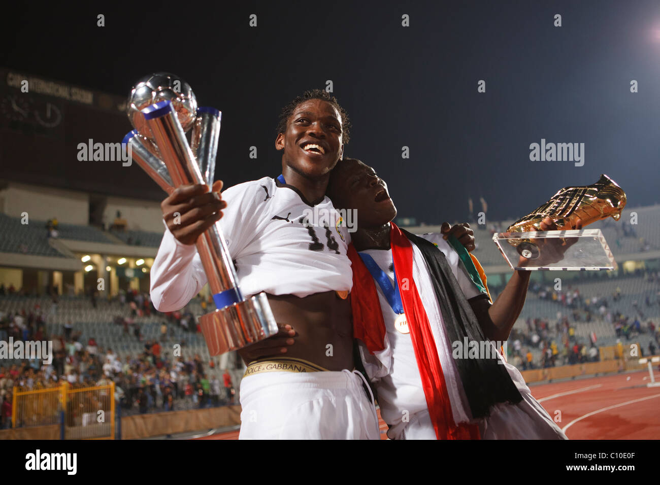 Les joueurs Daniel Opare Ghana (l) et Dominic Adiyiah (r) célèbrent après avoir battu le Brésil pour gagner l'édition 2009 de la Coupe du Monde U-20 de la FIFA. Banque D'Images