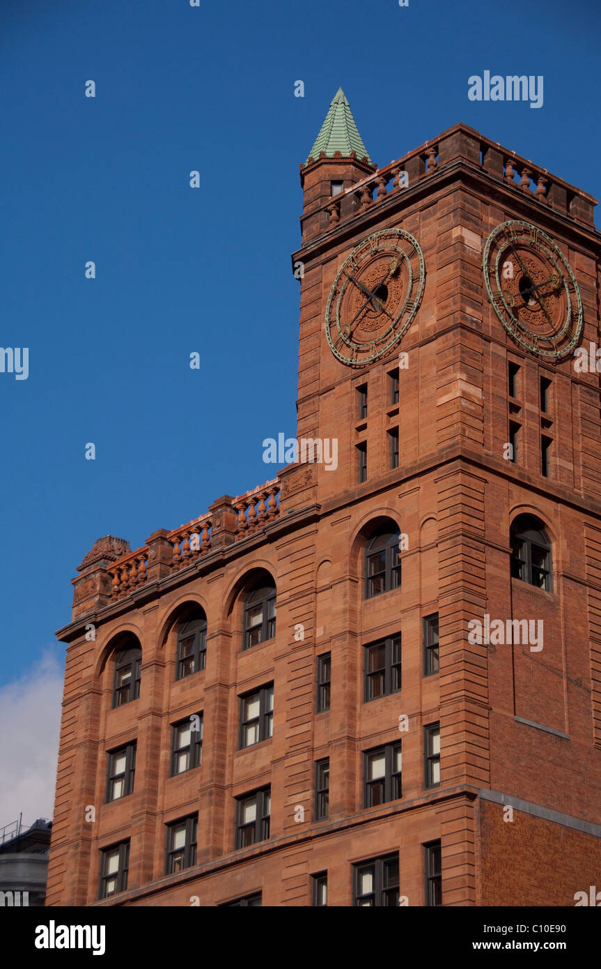 Canada, Québec, Montréal. L'horloge de la tour historique, New York Life Building. Banque D'Images