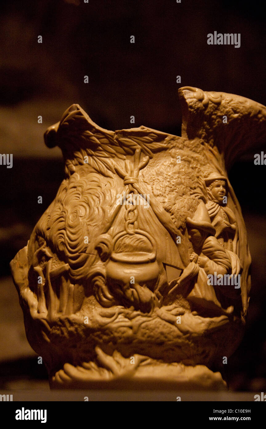 Canada, Québec, Montréal, Pointe-a-Calliere Musée Archéologique. Musée Souterrain, artefact historique afficher de la poterie cruche. Banque D'Images