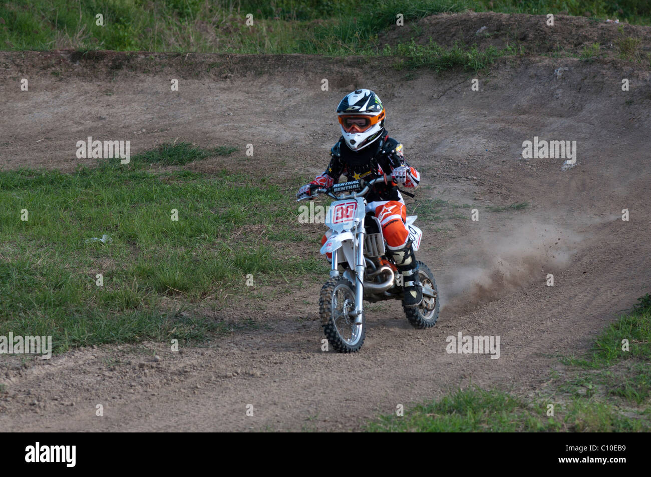 Un garçon de six ans avec son vélo motocross Banque D'Images