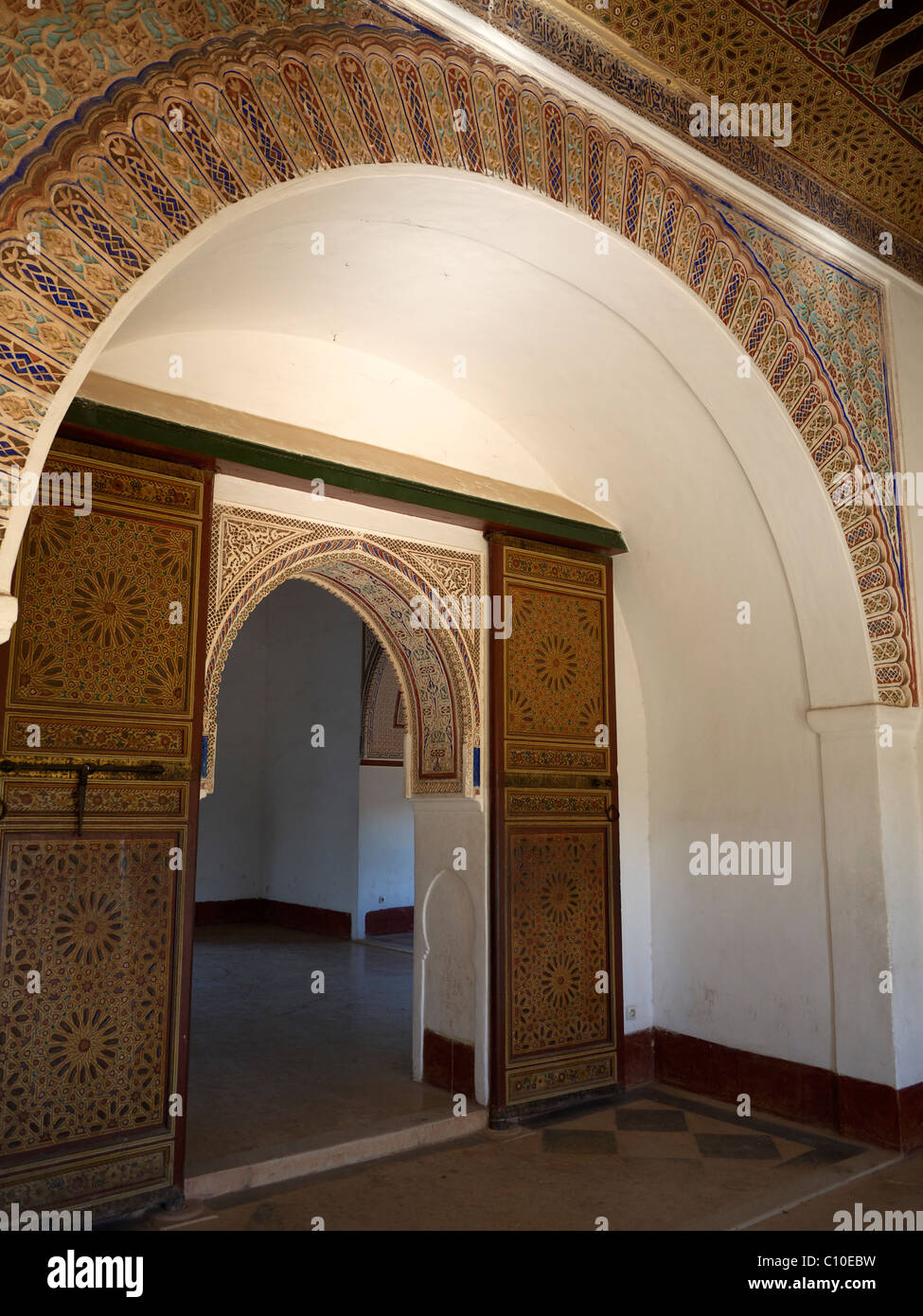 Porte voûtée du 19e siècle dans le pavillon au Jardins de la Menara Marrakech Maroc Banque D'Images