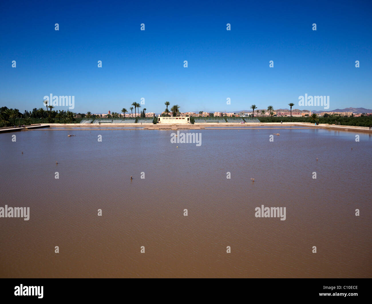 Vue depuis le 19e siècle pavilion sur l'eau au Jardins de la Menara Marrakech Maroc Banque D'Images
