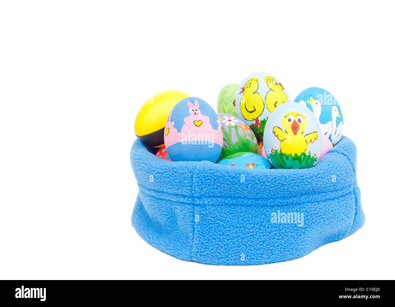 Délicieusement peints à la main les oeufs de Pâques colorés en bleu imbriqués fleece sur fond blanc Banque D'Images