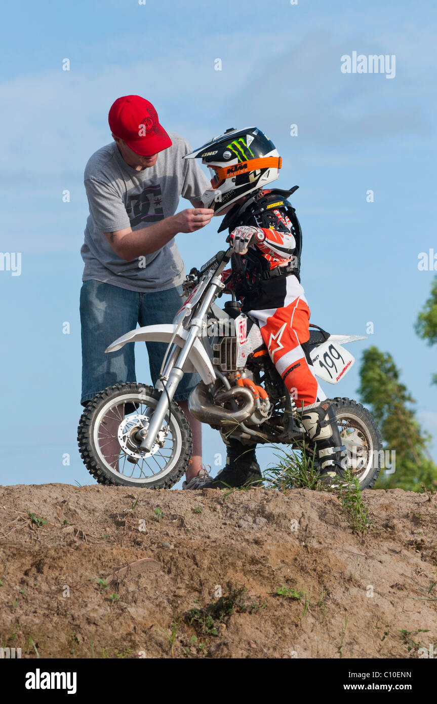 Un garçon de six ans avec son père et motocross bike Photo Stock - Alamy