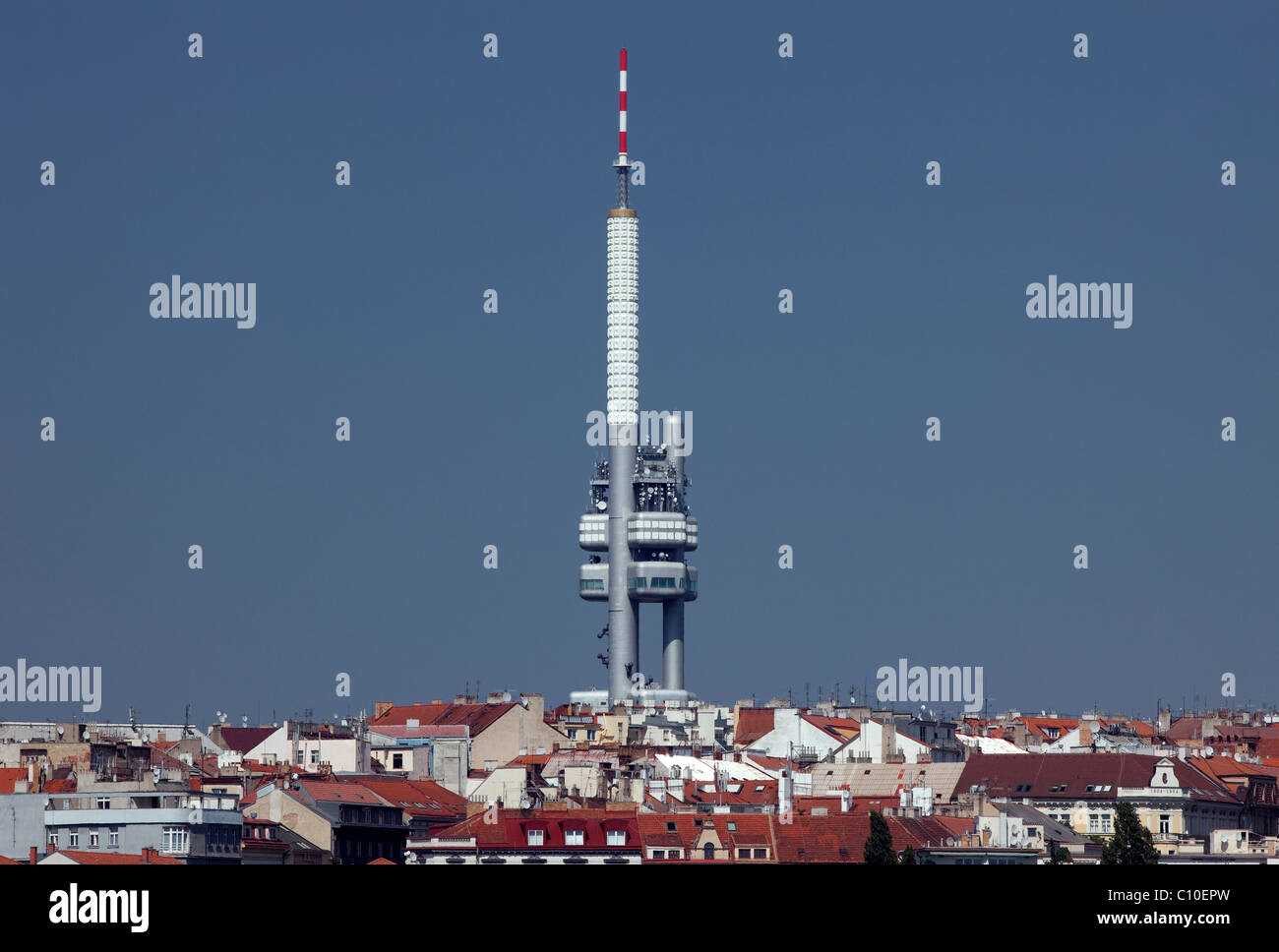 Prague - tour de télévision au-dessus de l'horizon de la ville Banque D'Images