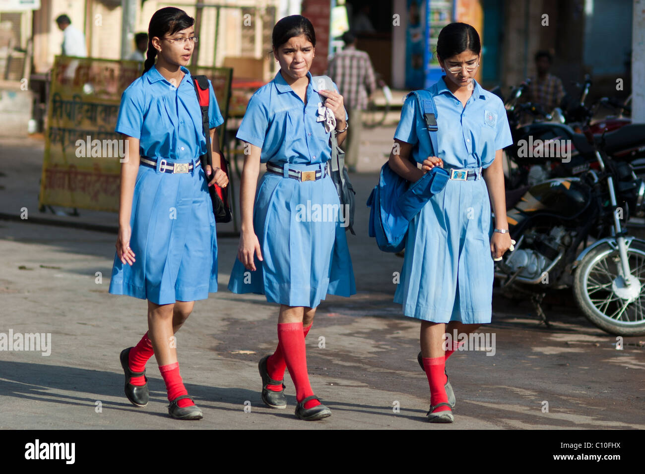 Trois filles de l'école en uniforme, marchant à l'aube de la rue dans Jaisalmer, Inde Banque D'Images