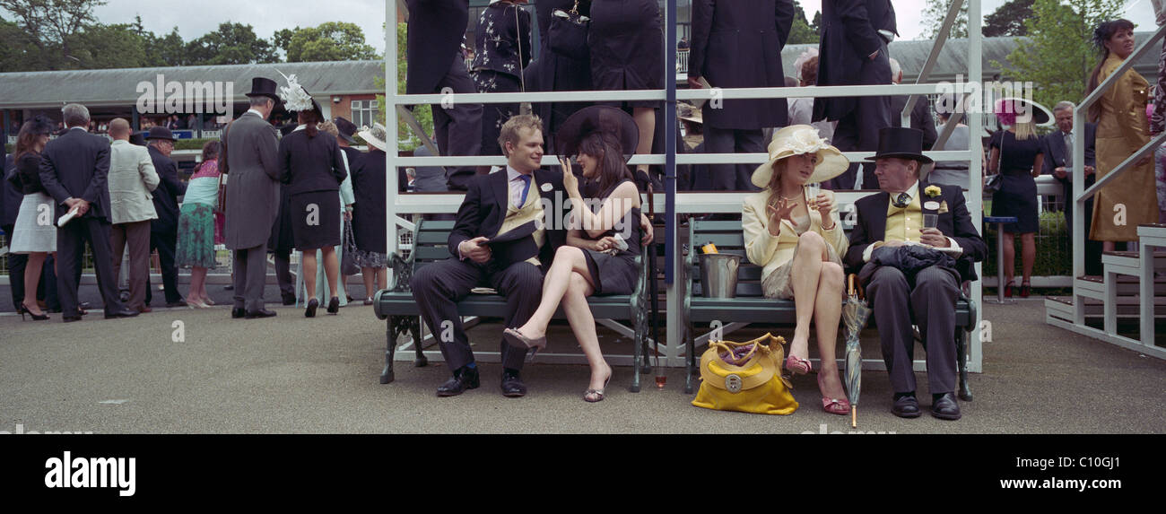 Les amateurs de course se détendre dans l'enceinte des membres avant le début de la courses au Royal Ascot Race Course. Banque D'Images