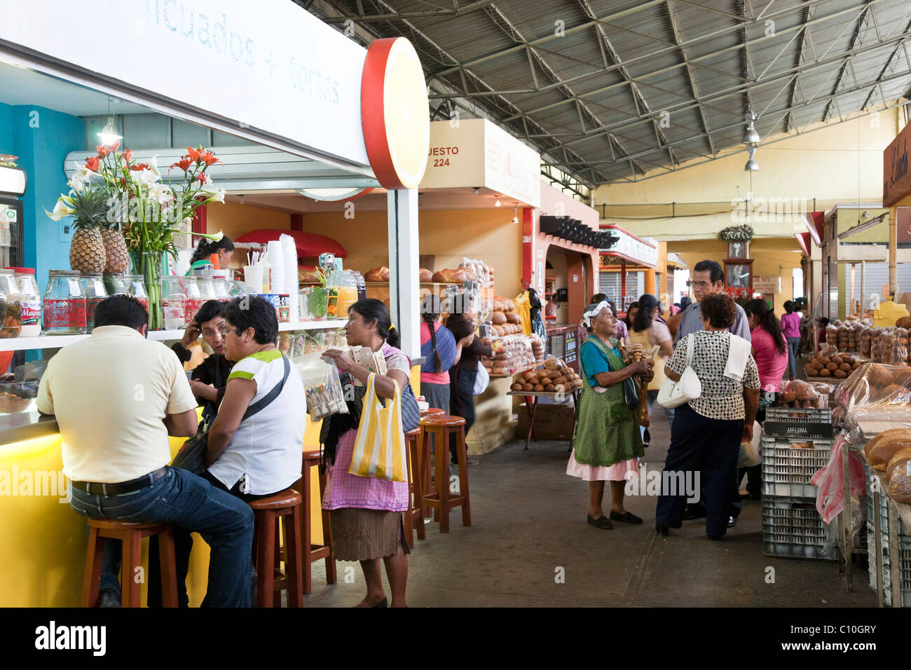 Vue générale 20 novembre marché avec les vendeurs de femmes autochtones qui font le commerce entre les clients de shopping ou manger à la cale Oaxaca Banque D'Images