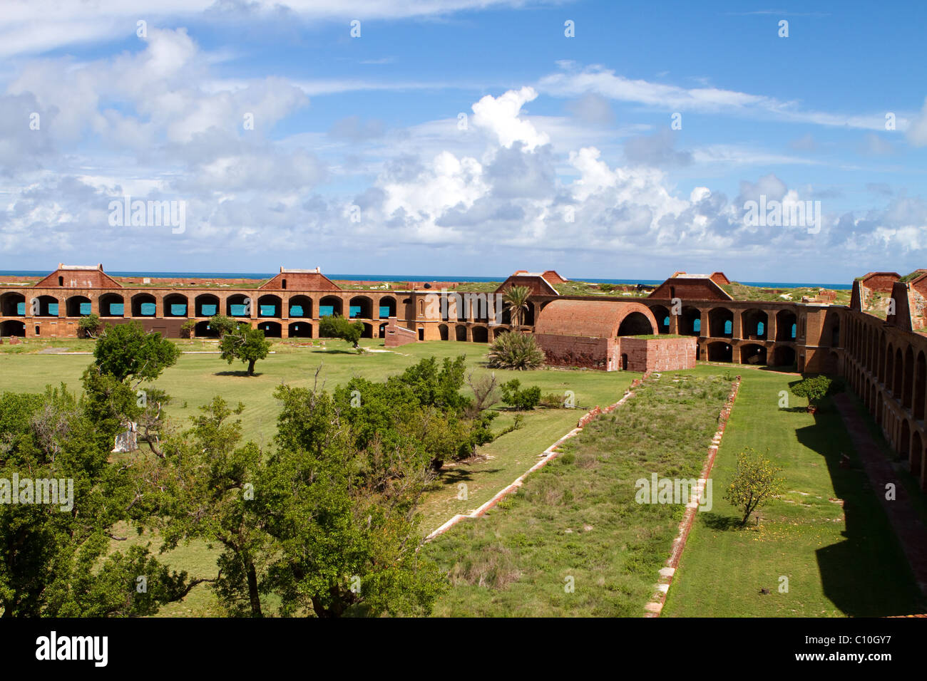Parade Ground à l'intérieur des murs du fort Jefferson dans le parc national Dry Tortugas, une partie de la Florida Keys. Banque D'Images