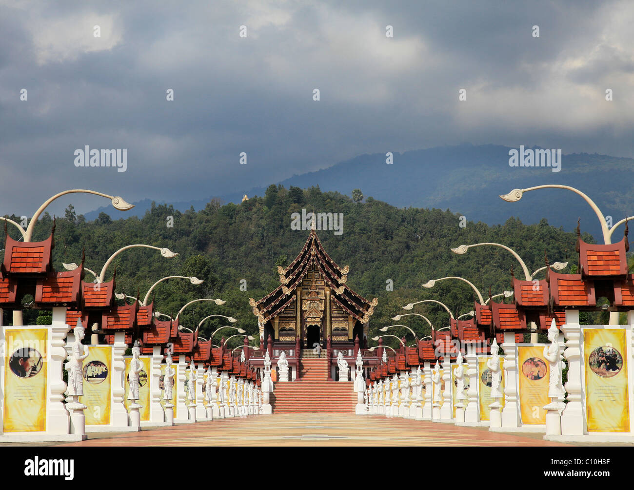 Temple thaï spectaculaire dans l'enceinte d'un parc public Banque D'Images