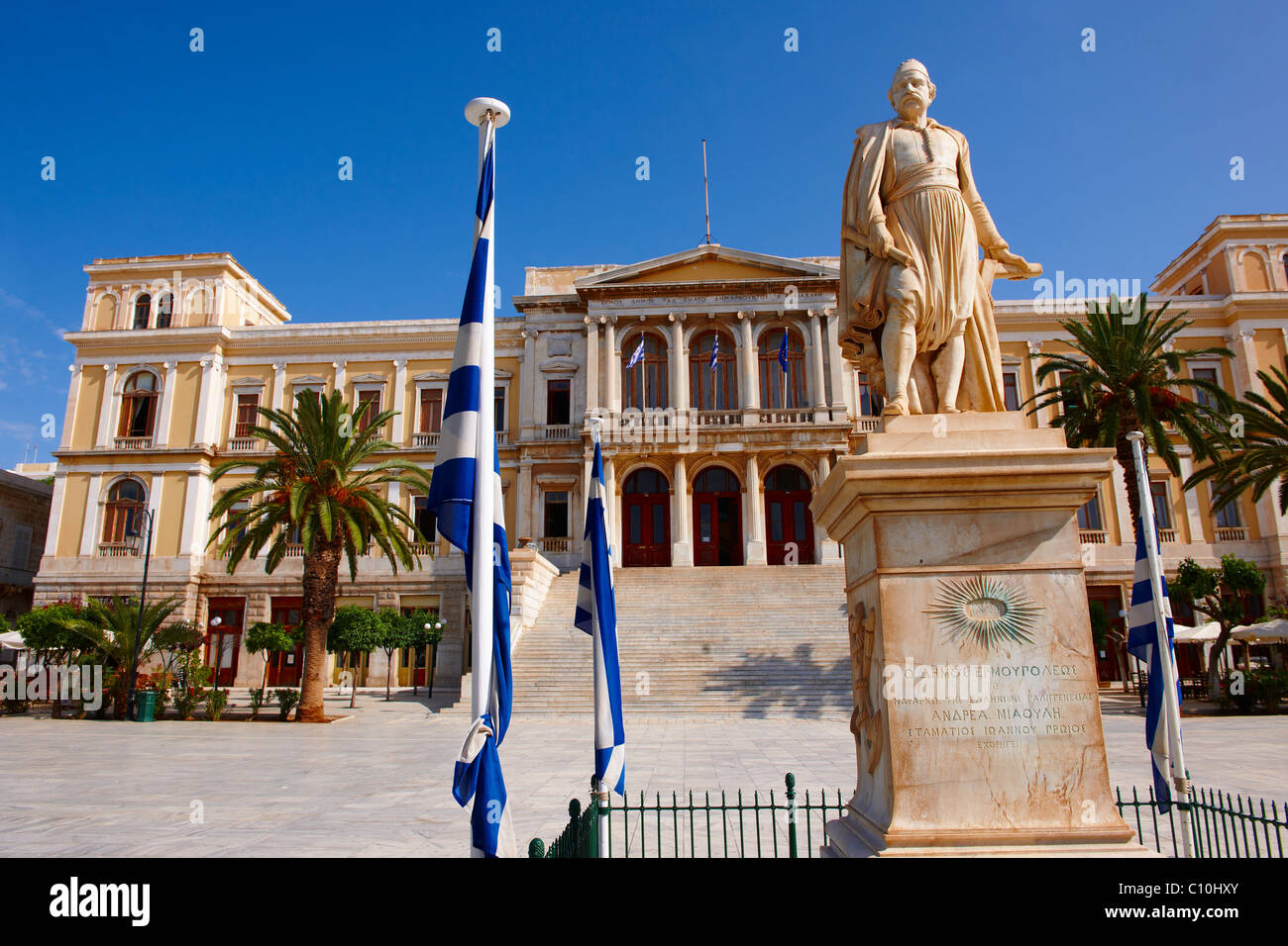 Statue d'Andreas Miaoulis, amiral de la guerre d'Indépendance grecque, et l'Hôtel de ville néo-classique d'Ermoupolis, Syros Banque D'Images