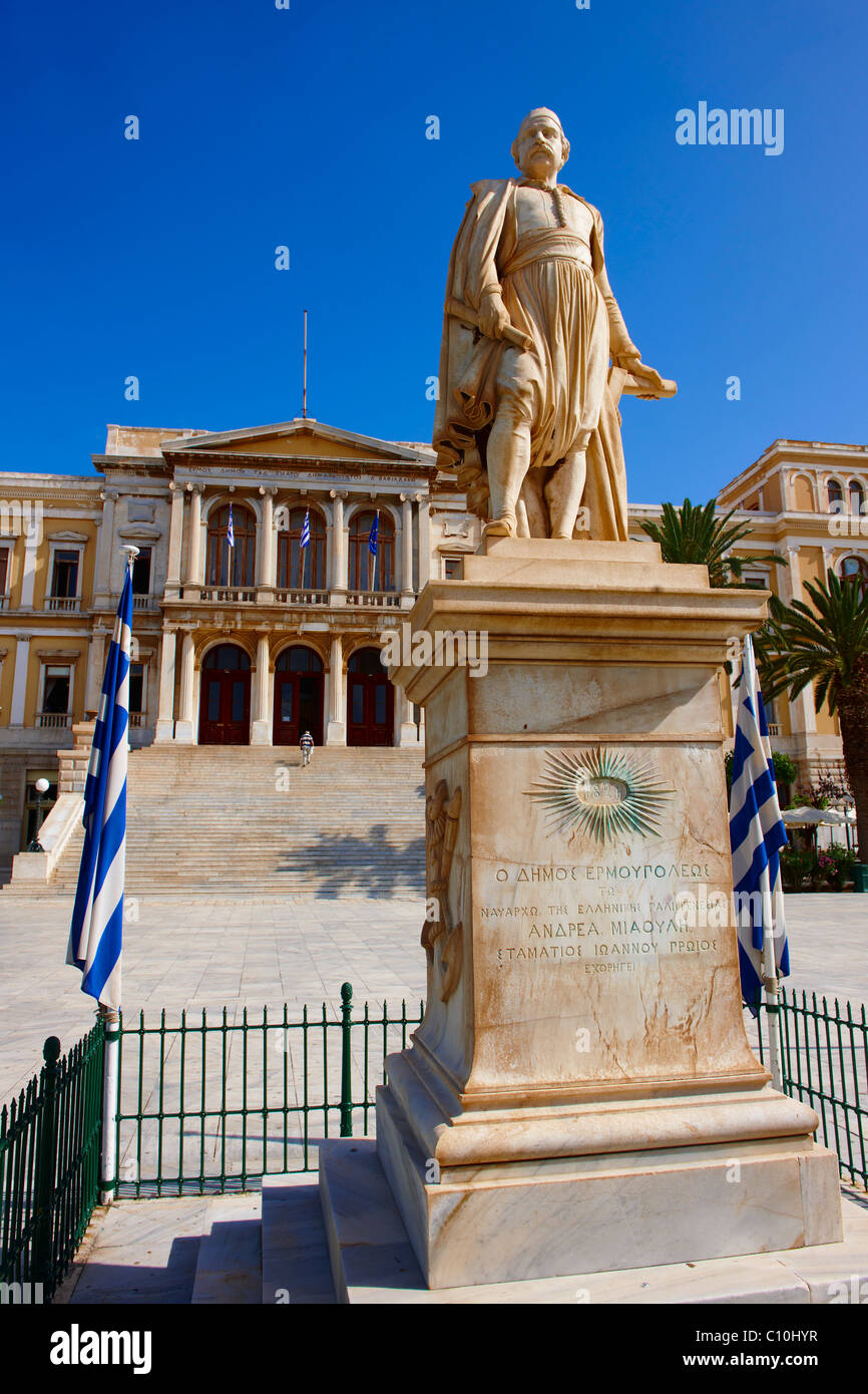 Statue d'Andreas Miaoulis, amiral de la guerre d'Indépendance grecque, et l'Hôtel de ville néo-classique d'Ermoupolis, Syros Banque D'Images