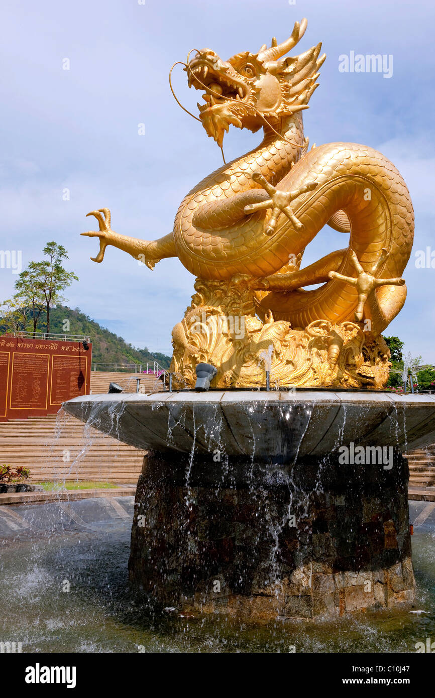 Golden dragon statue, la ville de Phuket, l'île de Phuket, Thaïlande du Sud, Thaïlande, Asie du Sud, Asie Banque D'Images