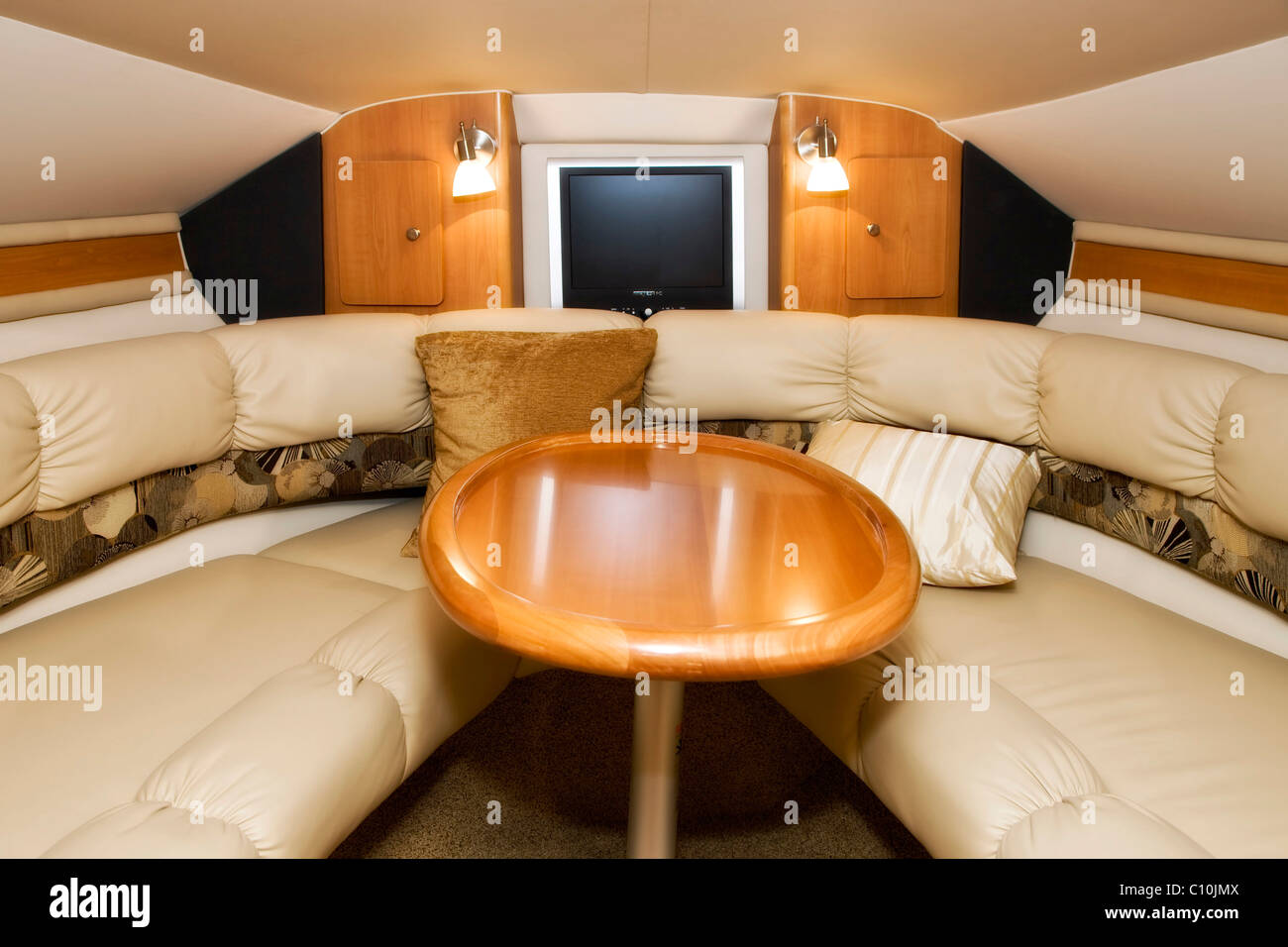 Le salon confortable à l'intérieur d'un bateau à moteur Banque D'Images