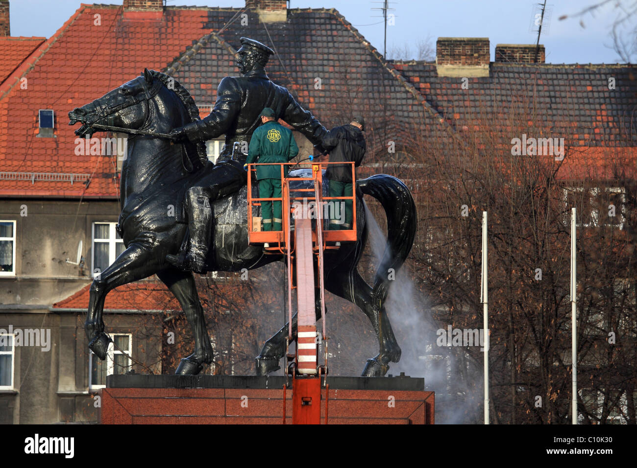 Nettoyage des travailleurs un monument du maréchal Jozef Pilsudski à Katowice, Pologne. Banque D'Images