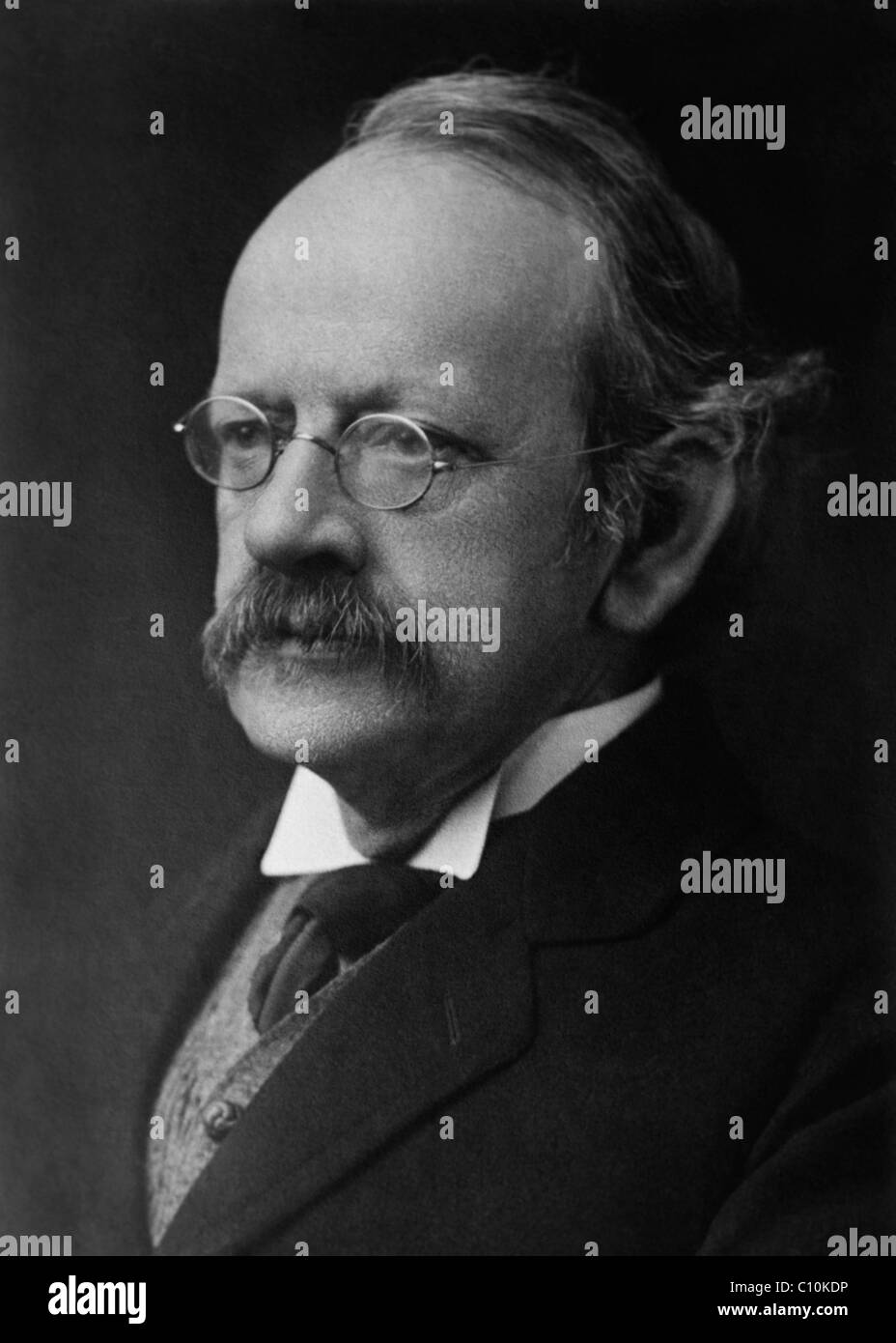 Le physicien britannique Sir Joseph John 'J. J.' Thomson (1856 - 1940) - lauréat du Prix Nobel de physique en 1906. Banque D'Images