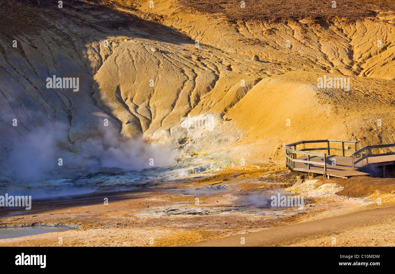 La vapeur, couverte de trous de boue de soufre, les terriers et les crevasses, Krýsuvík-Seltun zone géothermique dans le sud de l'Islande, Islande, Europe Banque D'Images