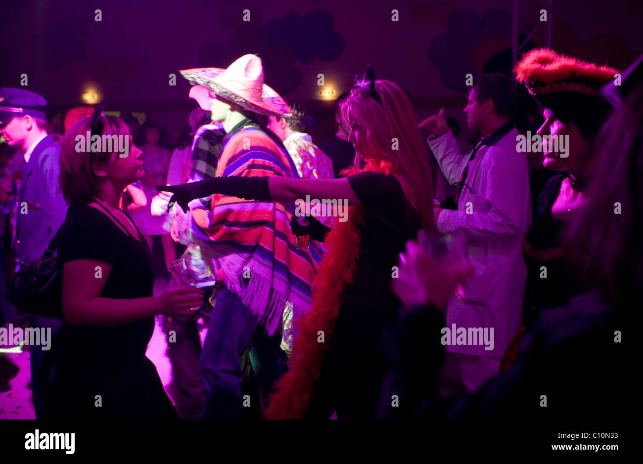 Les gens danser profiter de la vie nocturne pendant les Jours Fous du carnaval de Cologne (Allemagne) Banque D'Images