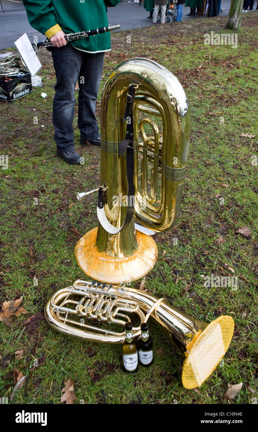 Trombones sur l'herbe pendant le carnaval de Cologne, en Allemagne. Banque D'Images