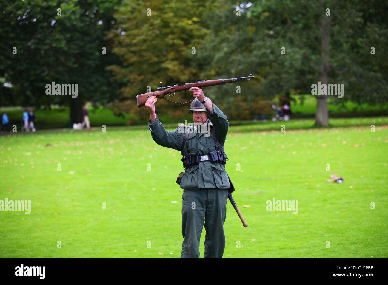 La reconstruction WW2 soldat de la Wehrmacht allemande Mauser 98k tir mousqueton fusil à verrou Banque D'Images