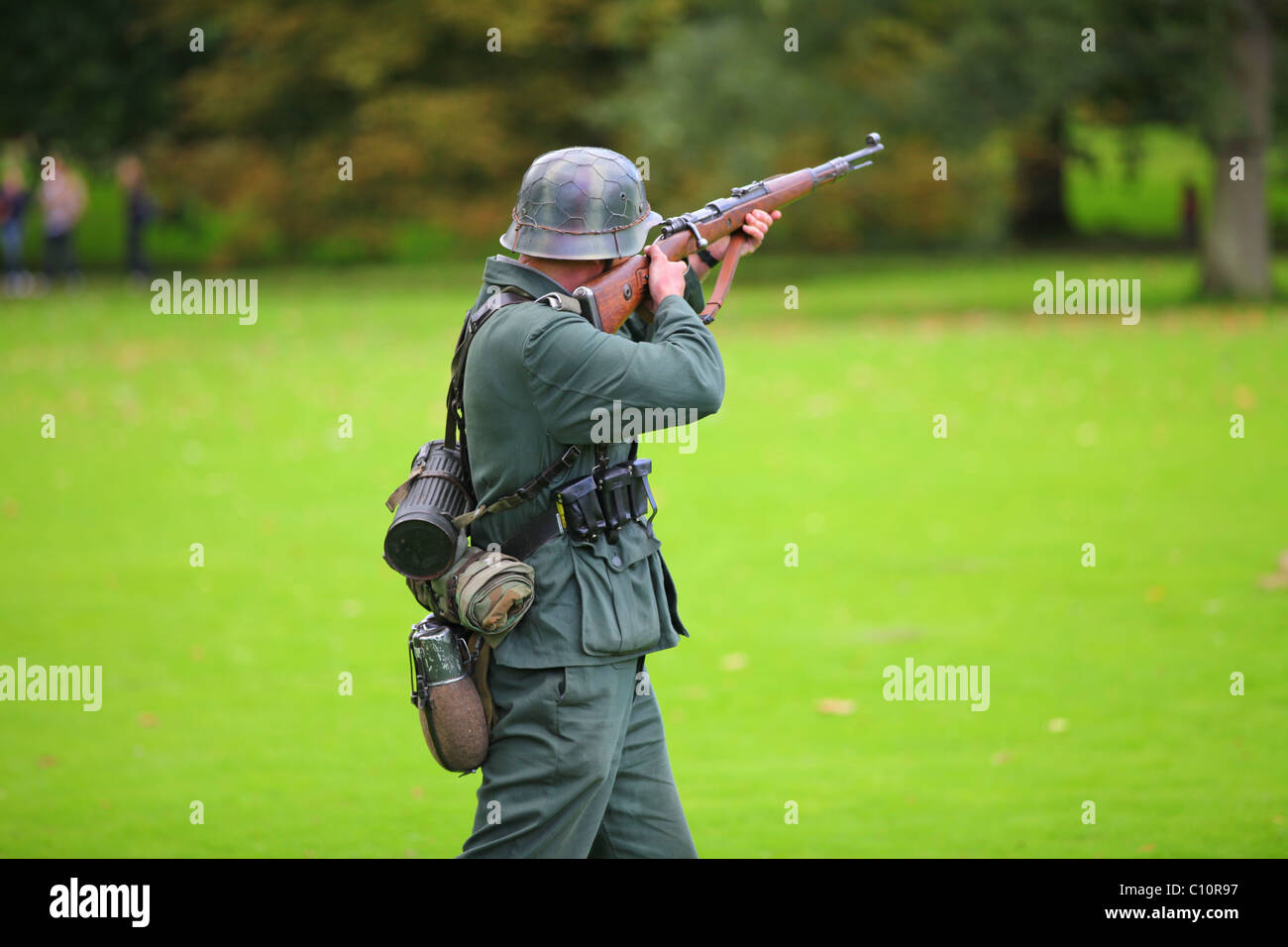 La reconstruction WW2 soldat de la Wehrmacht allemande Mauser 98k tir mousqueton fusil à verrou Banque D'Images