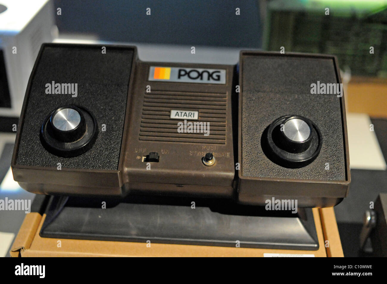 Système de jeu vidéo 'Pong' par Atari sur l'affichage lors d'une exposition sur l'histoire des jeux vidéo à Paris, France Banque D'Images