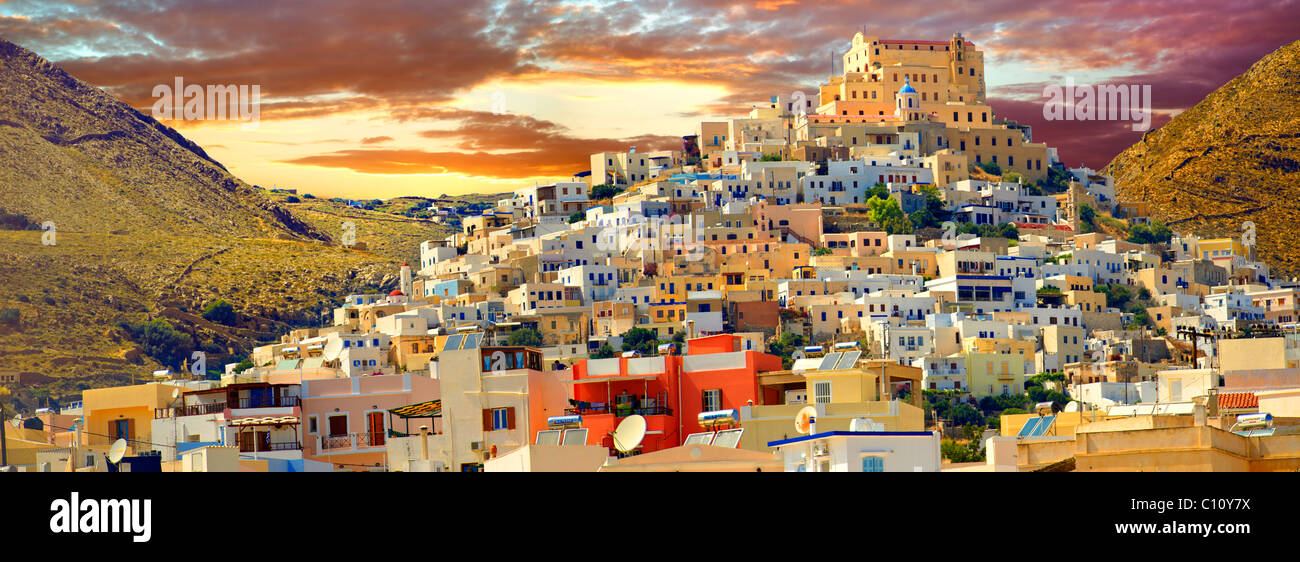 Le qurter ville vénitienne de Ano Syros surmonté de la basilique catholique de San Giorgio, Syros [ ] , Σύρος Îles Cyclades grecques Banque D'Images