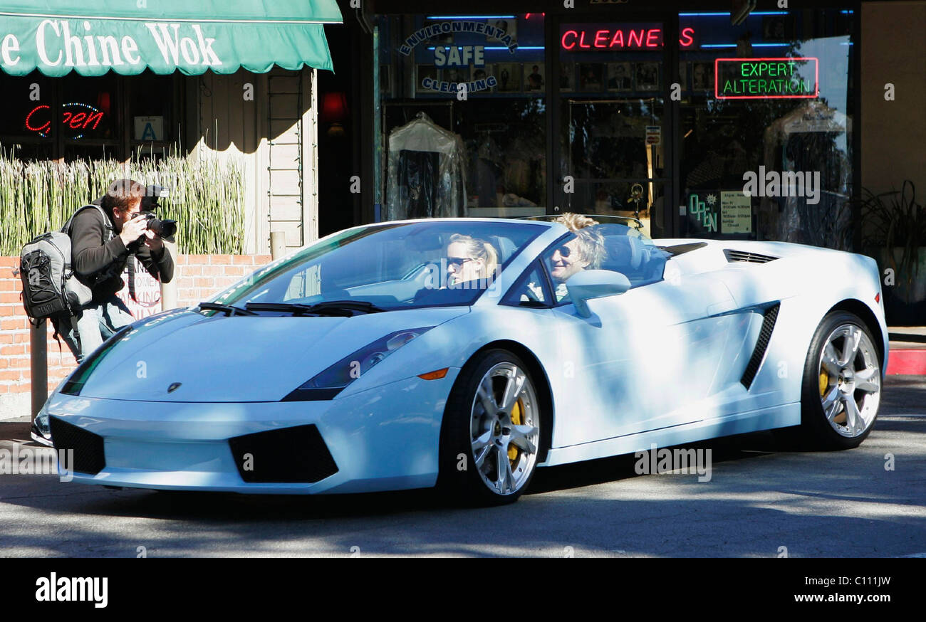 Rod Stewart et sa fille Ruby laisser Starbuck's Coffee à Bel Air et de prendre la route dans une toute nouvelle Lamborghini Gallardo Banque D'Images