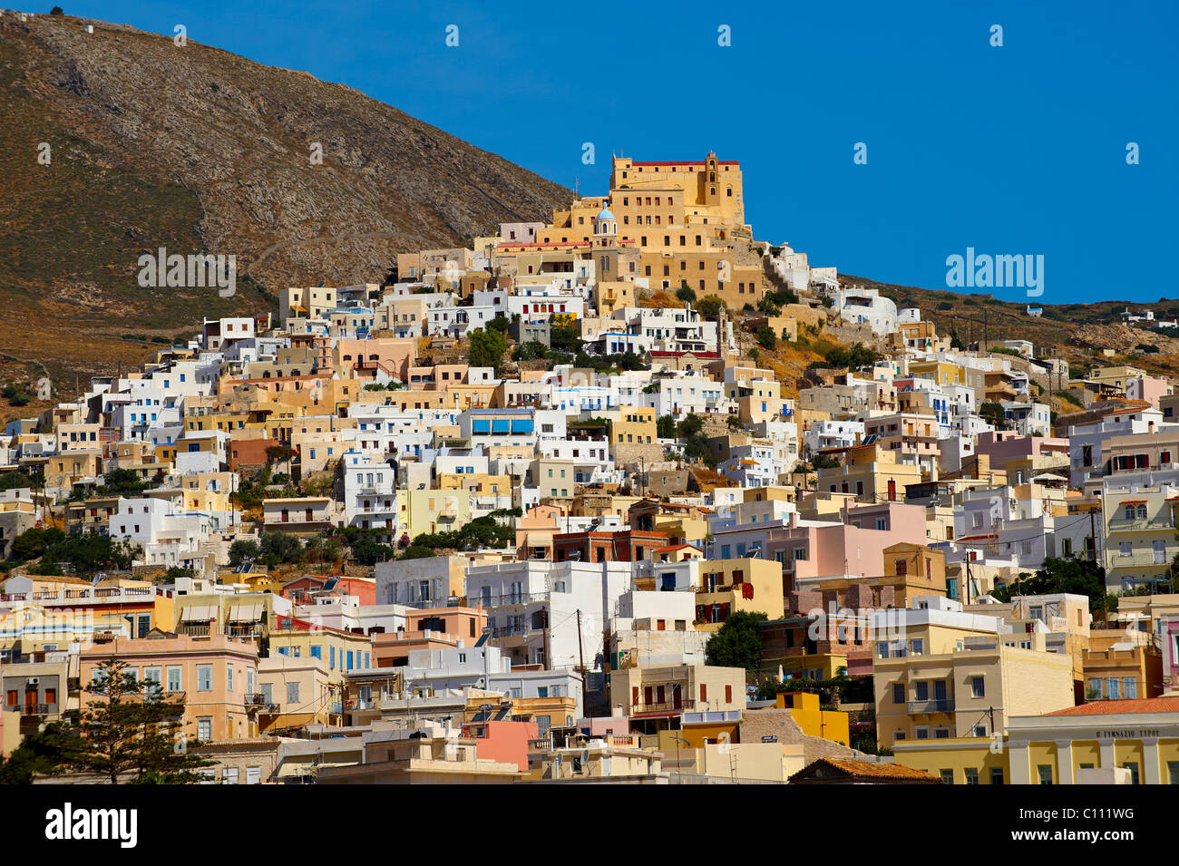 Le qurter ville vénitienne de Ano Syros surmonté de la basilique catholique de San Giorgio, Syros [ ] , Σύρος Îles Cyclades grecques Banque D'Images