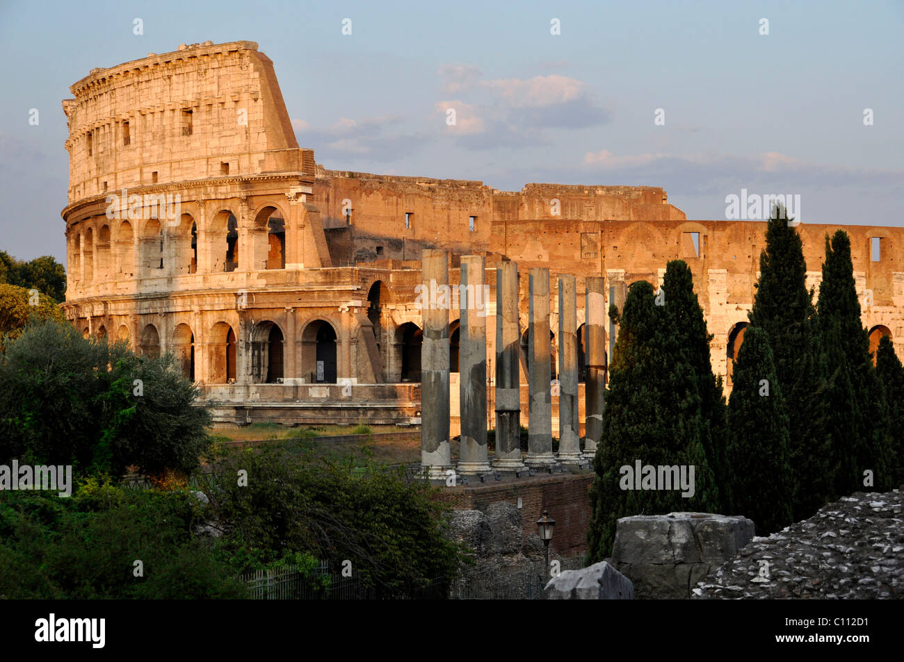 Colisée, piliers du Temple de Vénus et Rome, Forum Romain, Rome, Latium, Italie, Europe Banque D'Images