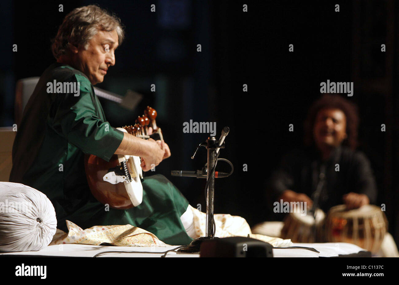 Ustad Amjad Ali Khan & Ecosse 100 Pipers Seagrams présenter un Sarod concerto par le Scottish Chamber Orchestra dirigé par Banque D'Images