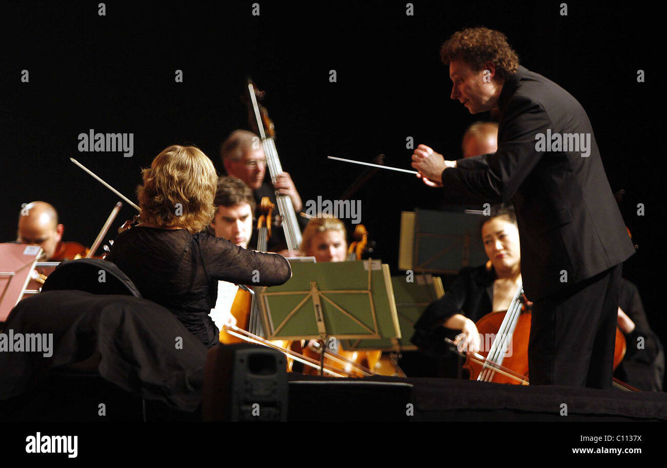 David Murphy & Ecosse 100 Pipers Seagrams présenter un Sarod concerto par le Scottish Chamber Orchestra dirigé par David Banque D'Images