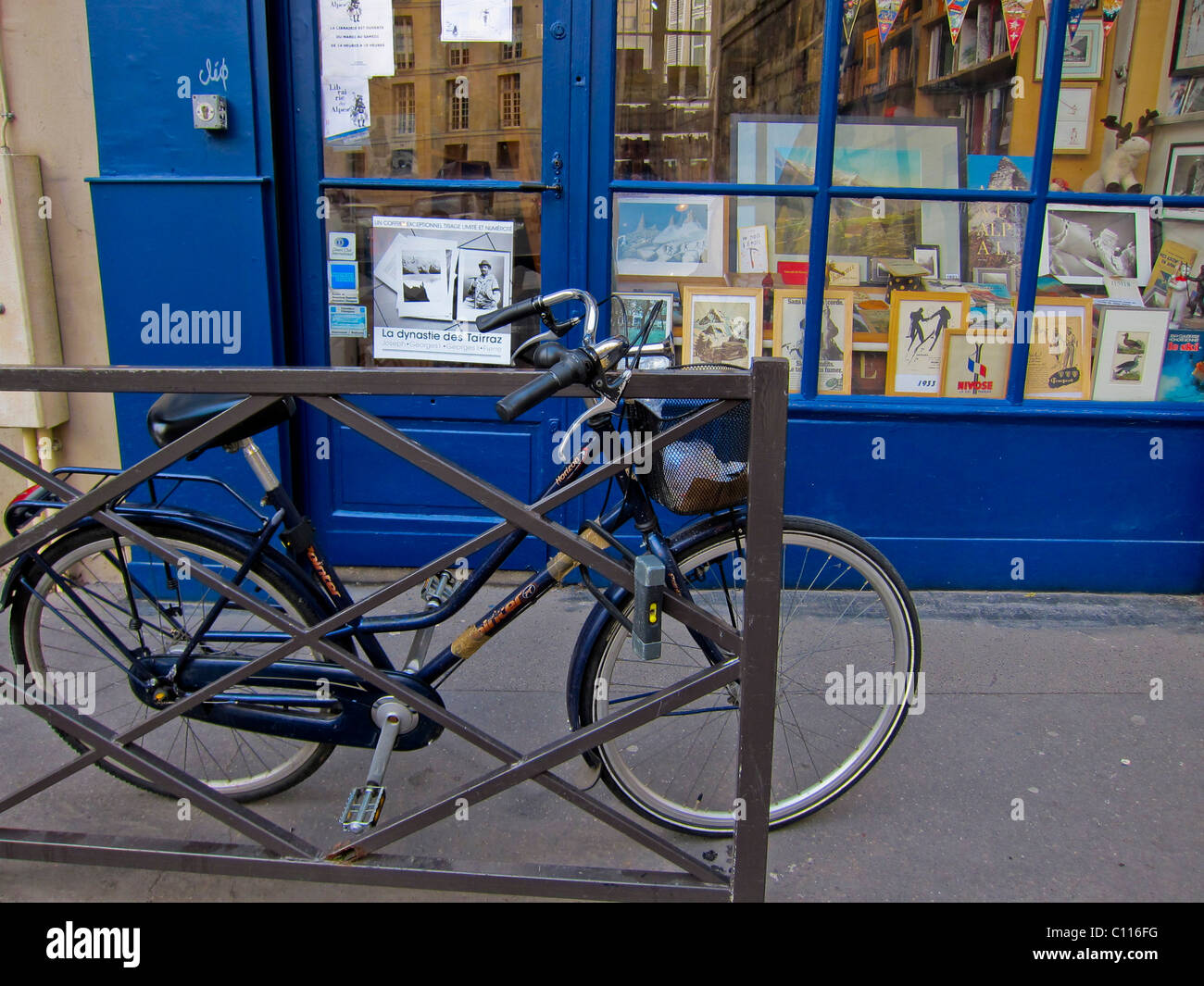 Paris, France, vitrine ancienne librairie française dans le quartier de Saint Germain des Prés, devanture de magasin de la librairie des Alpes, vélo, vitrine d'affaires Banque D'Images