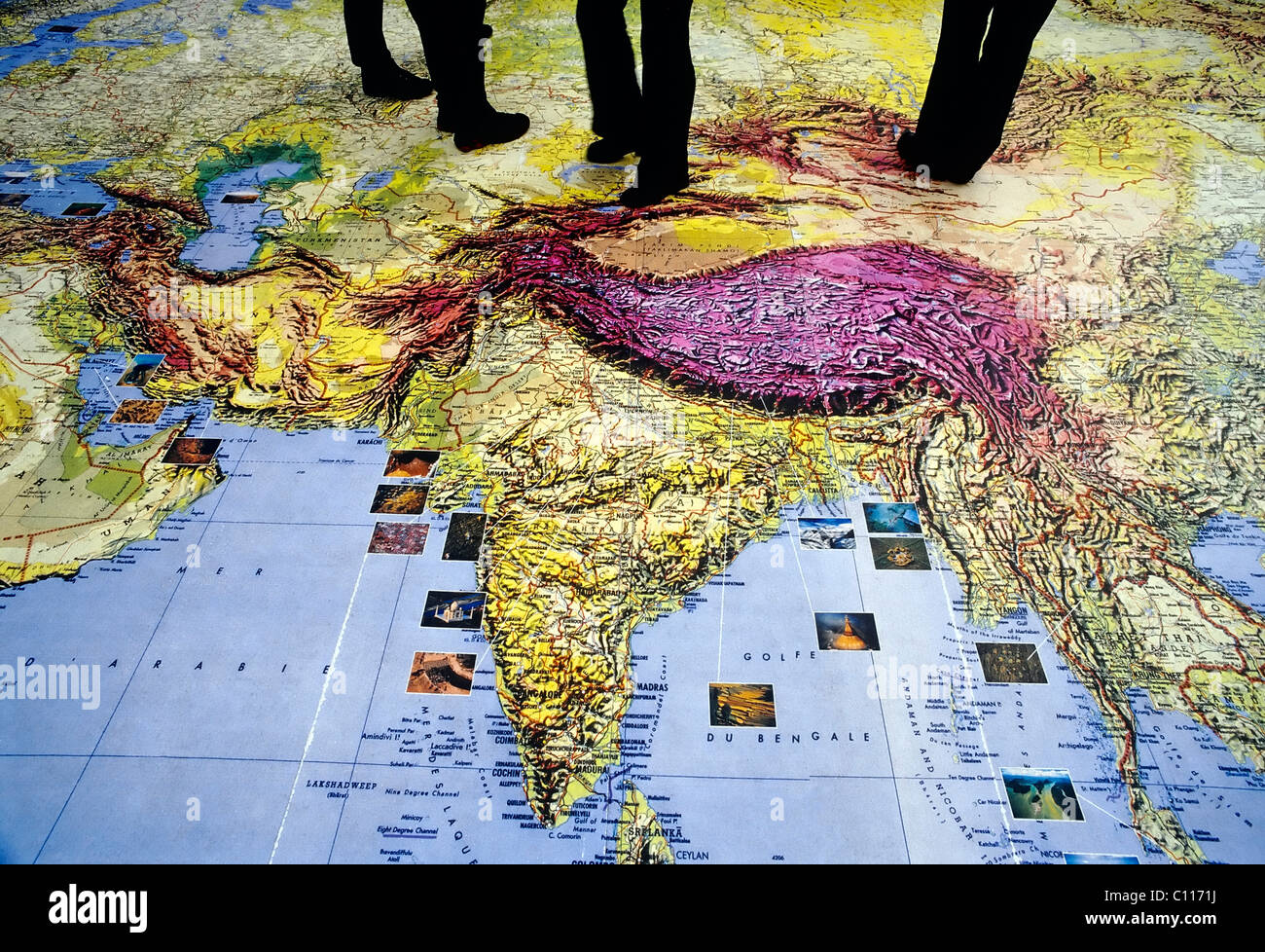 Les passants marchant sur une carte du monde sur le sol, détail de l'Asie, l'Inde, Amsterdam, Pays-Bas, Europe Banque D'Images