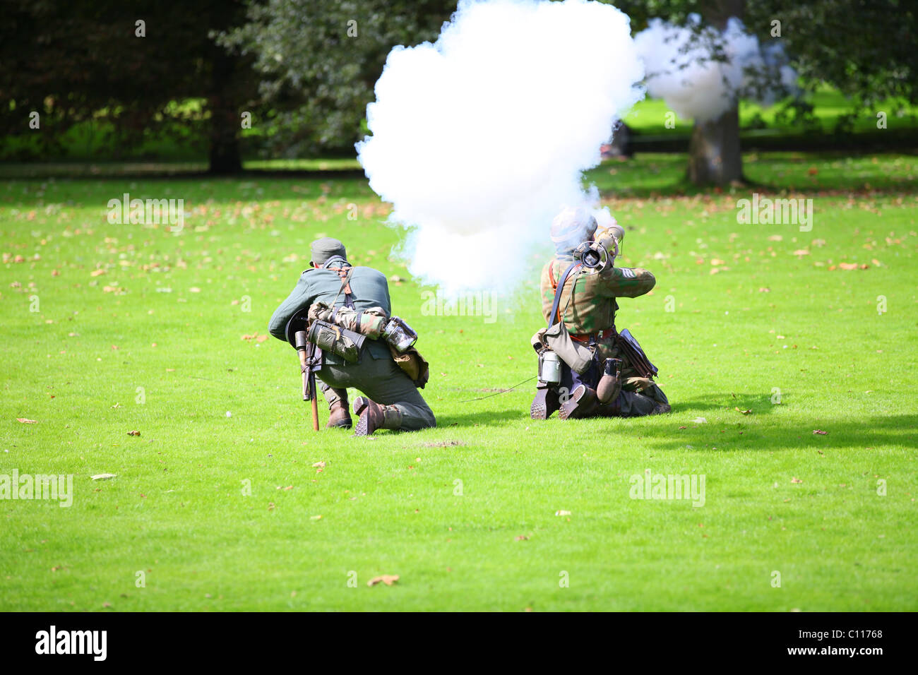 Les troupes allemandes de la seconde guerre mondiale Reconstruction tiré un bazooka anti-char Banque D'Images